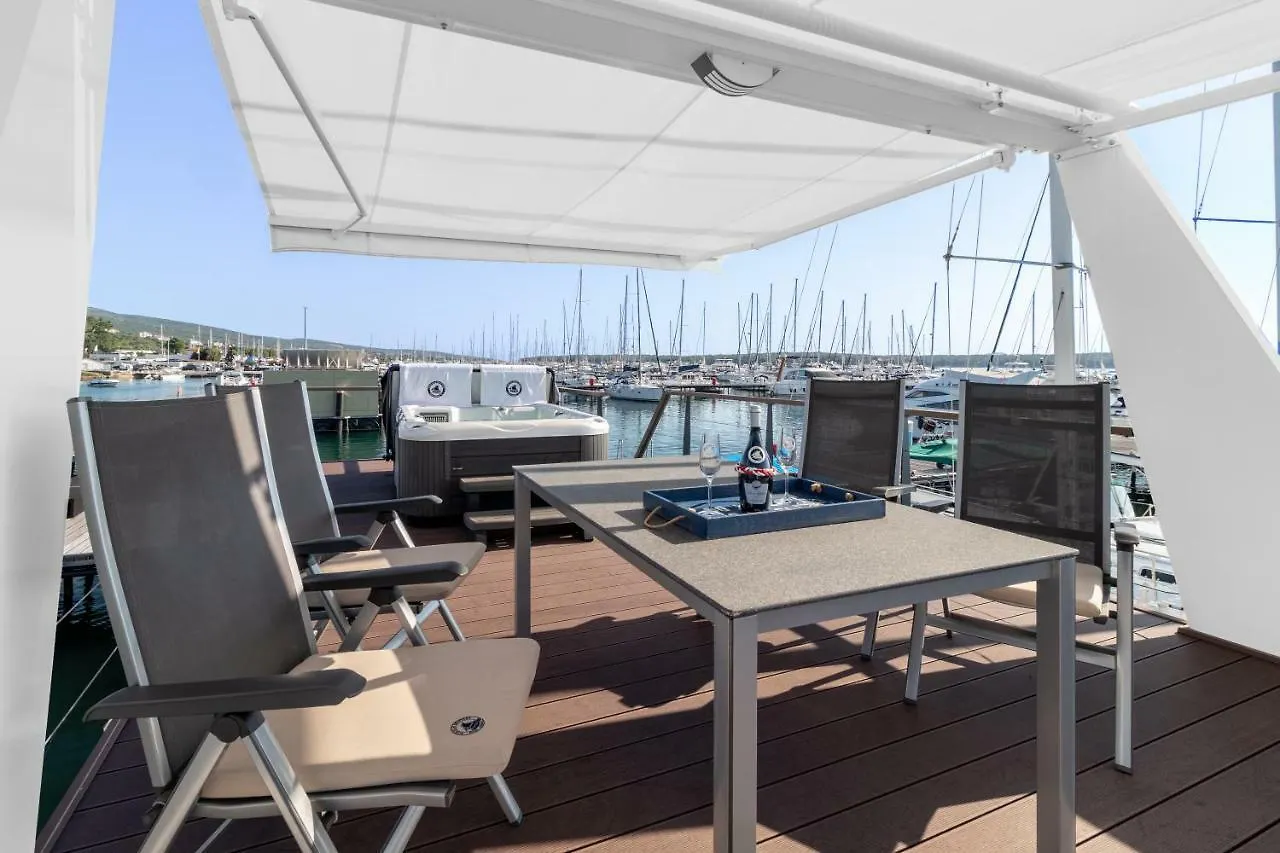 Apartment Floating Holiday Home Punat